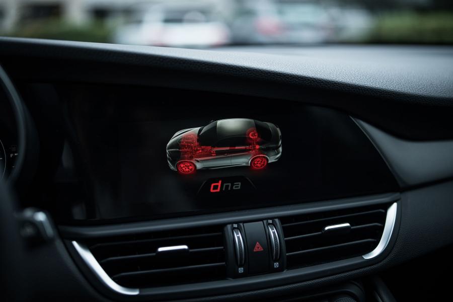 Детали интерьера Alfa Romeo Giulia B-Tech (952) 2018 года  (фото 7 из 19)